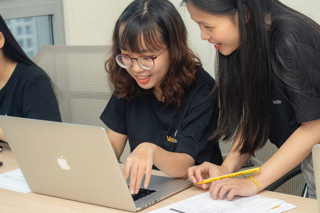 Online Activities To Amp Your Flipped Classroom 3 two young girls doing online activities