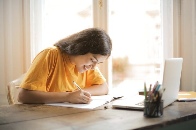 How Does Analytical Writing Affect GMAT Score? 1 student writing for her gmat score